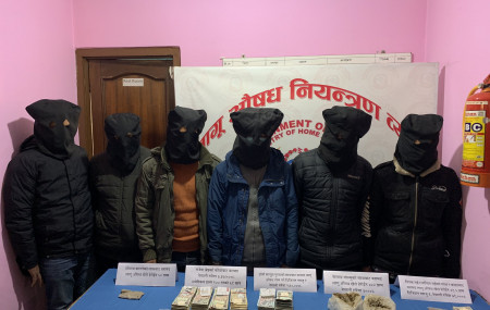 राजधानीमा ब्राउनसुगर कारोबारको सञ्जाल सञ्चालन गर्ने समूहका सदस्यहरू। तस्बिर: खिलानाथ ढकाल/सेतोपाटी