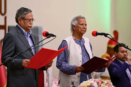 राष्ट्रपति मोहम्मद शहाबुद्दिनबाट अन्तरिम सरकार प्रमुखको शपथ लिँदै मोहम्मद युनुस। तस्बिर: एएफपी