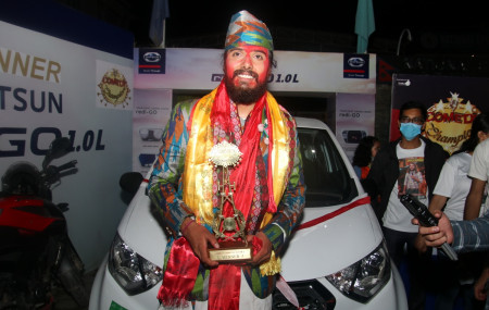 विजेताको उपहार लिँदै भरतमणि पौडेल।