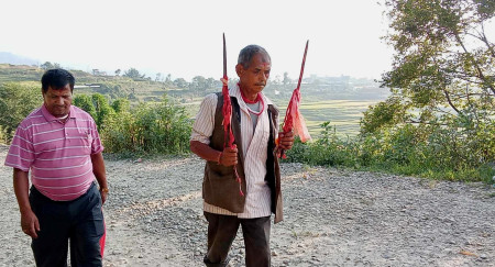 रातो मच्छिन्द्रनाथको खड्गलाई बुंगमतीबाट ख्वइँचा लगिँदै। ख्वइँचामा खड्ग पूजा गरेपछि बुंगमतीमा जात्रा सुरू हुन्छ। तस्बिर स्रोत: अनिल तुलाधर