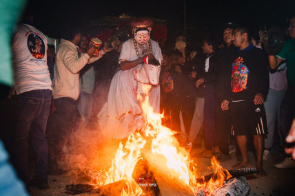 सेतो वायुपंखी घोडामा सवार भएर बुंगमती परिक्रमा गर्दै सिंह सार्थवाह। तस्बिर स्रोत: कुशल शाक्य/नेपाल लेन्स