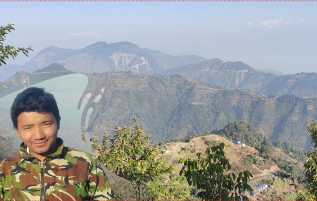 तिलु चेपाङ र पृष्ठभूमिमा उनको गाउँ बोजोरतचुली। तस्बिरः राजेश घिमिरे/सेतोपाटी