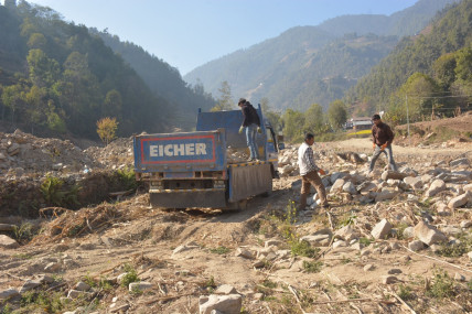 बाढीको वितण्डापछि यसरी जुर्मुराउँदैछन् बेथानचोकका किसान