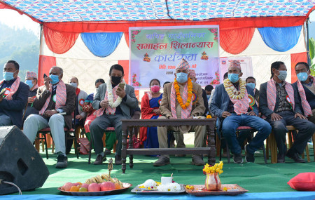 तनहुँको ऋषिङ गाउँपालिका–१ झापुटारमा निर्माण सुरू भएको सभाहल शिलान्यास कार्यक्रममा सहभागी नेपाली कांग्रेसका वरिष्ठ नेता रामचन्द्र पौडेल, पूर्वमन्त्री शिवलाल थापा, संविधानसभा सदस्य झुलबहादुर आल
