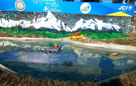 नेपाल जेसीजको पोखरामा आगामी पुस १ देखि ४ गतेसम्म आयोजना हुने ४८औँ राष्ट्रिय महाधिवेशनस्थल पोखरा प्रदर्शनी केन्द्रमा सौन्दर्यका लागि निर्माणको गरिएको हिमाल, तालसहितको पोखराको आकृति । तस्वीरः कृष्ण दवाडी, रासस