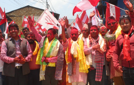 खोटाङको दिक्तेल रुपाकोट मझुवागढी नगरपालिकाको नगर प्रमुखमा नेपाली कांग्रेसका उम्मेदवार तीर्थराज भट्टराई र उपप्रमुखमा नेकपा (माओवादी केन्द्र) का विसन राई निर्वाचित भएपछि मतदातासँग खुशी साट्दै। तस्वीर : केदार मगर/रासस