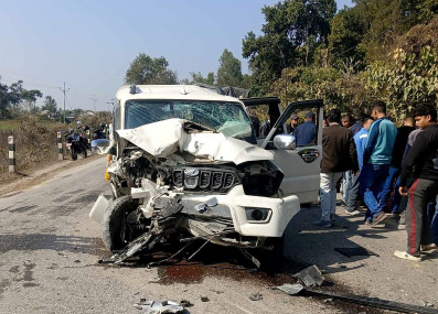 मकवानपुरमा दुइटा गाडी ठोक्किँदा एक जनाको मृत्यु, १३ जना घाइते