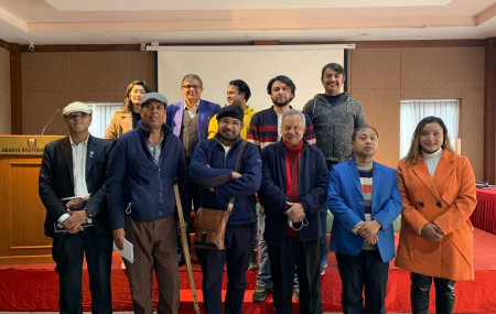 पत्रकार सम्मेलनपछि सामूहिक फोटो खिचाउँदै आयोजक।