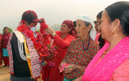 तनहुँको व्यास नगरपालिका-११ घाँसीकुवादेखि भानु नगरपालिका ७ चन्द्रावती जोड्ने बागेश्वरी मोटरमार्गमा सोमबार पहिलो पटक बस पुगेपछि खुसियालीमा चालक किशोर गुरुङलाई अबिरजात्रा गर्दै स्थानीय। तस्बिर: पूर्ण विके/रासस