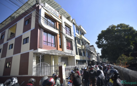 पठाओका राइडरले चर्को नाराबाजी गर्दै पठाओ कार्यालय घेराउ गरेका छन्। तस्बिरः नारायण महर्जन/सेतोपाटी