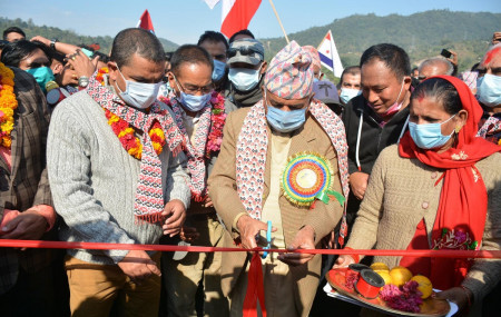 ब्यास नगरपालिका तनहुँस्थित बुल्दीखोलाको पुल बिहीबार उद्घाटन गर्दै नेपाली कांंग्रेसका वरिष्ठ नेता रामचन्द्र पौडेल। तस्बिरः सेतोपाटी