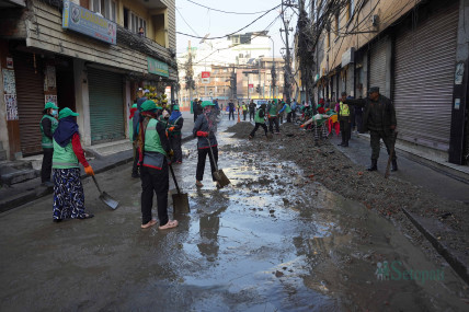 मेलम्चीको पाइप फुटेपछि अस्तव्यस्त बनेको थापाथली क्षेत्र (तस्बिरहरू)