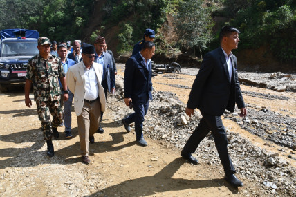 मन्त्रीहरू बाढीपहिरो प्रभावित क्षेत्रमा