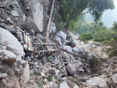 ललितपुरमा कुखुरा बोकेको गाडी दुर्घटना हुँदा चालकको मृत्यु