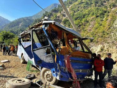 काठमाडौंबाट आउँदै गरेको बस रूकुम पश्चिममा दुर्घटना