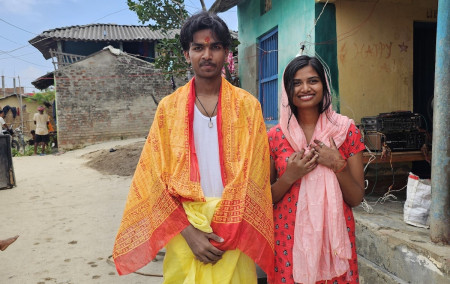 केही दिनअगाडि नेपाल आएको समयमा आफ्नो गाउँ बग्चौरामा आफ्नो भाइसँग अस्मिता मन्डल।