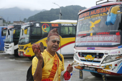 यसरी मनाइँदैछ वास्तु दिवस एवं विश्वकर्मा पूजा (तस्बिरहरू)