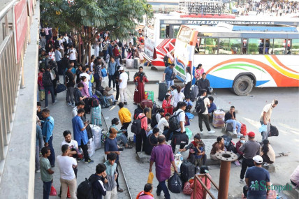 नयाँ बसपार्कमा घर जानेहरूको ताँती (तस्बिरहरू)