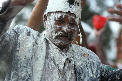 तौथलीमा दही छ्याप्ने जात्रा (तस्बिरहरू)