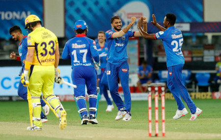 चेन्नईका सेन वाट्सनलाई आउट गरेपछि खुसी मनाउँदै दिल्लीका खेलाडी।