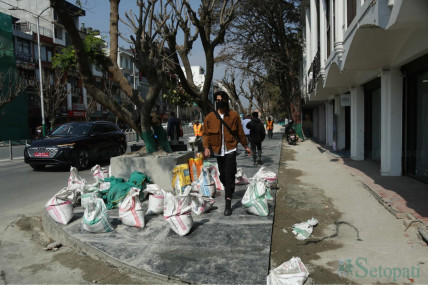 दरबारमार्गका फुटपाथमा ग्रानेट बिछ्याउँदै काठमाडौं महानगर (भिडिओ)