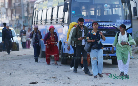 दसैँ मनाएर घर फर्किएकाहरू। फाइल तस्बिर।