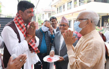 वैशाख ६ गते साहलाई एमाले प्रवेश गराउँदै एमाले अध्यक्ष ओली।