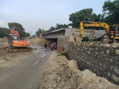 कालिया खोलामा पुल र आसपासका सडक कालोपत्र नहुँदा जोखिमपूर्ण यात्रा गर्नुपर्ने बाध्यता