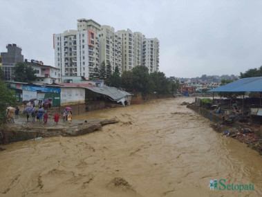 तस्बिरमा हेर्नुस् सनराइज अपार्टमेन्ट र मेडिसिटी अस्पताल आसपास बाढीको असर