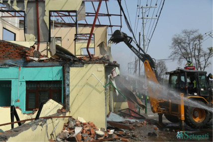 वडा कार्यालयसहितका अनधिकृत संरचनामा ललितपुर महानगरको डोजर (तस्बिरहरू)