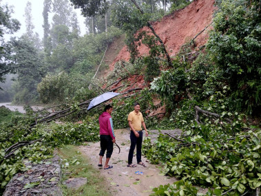 धादिङबेसी-मलेखु सडकको दुई ठाउँमा पहिरो, सवारी आवागमन ठप्प