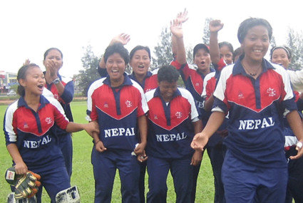 सन् २००७ मा पहिलो अन्तर्राष्ट्रिय प्रतियोगितामा भाग लिएको नेपाली महिला क्रिकेट टिम। कप्तान नेरी थापा सबैभन्दा अगाडि । तस्बिर : एसिसी।