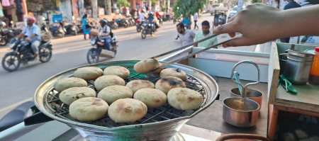 लाखौंको व्यापार डुबे पनि नहारेको परिवार, अहिले बेच्छ लिट्टी चोखा र वडापाव