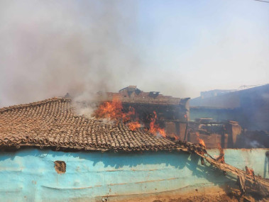 सर्लाहीको बाराउद्योरणमा आगलागीबाट ७५ घर जले