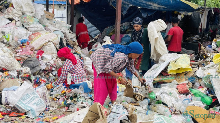 छोराछोरी पढाउन असुरक्षित श्रम, काम गुम्ने डरले गर्दैनन् उजुरी