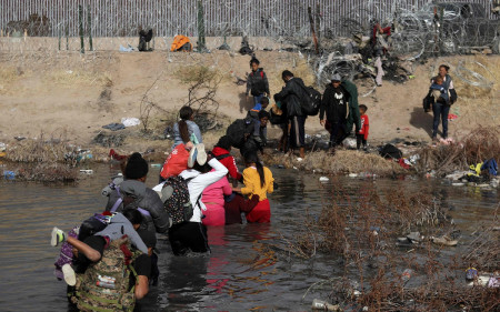 सन् २०२४ जनवरी २ मा मेक्सिको-अमेरिका सीमामा रहेको रियो ब्राभो नदी पार गर्दै आप्रवासीहरू। तस्बिरः हेरिका मार्टिनेज/एएफपी