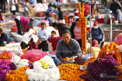 फूलको बजारमा बढेको चहलपहल (तस्बिरहरू)