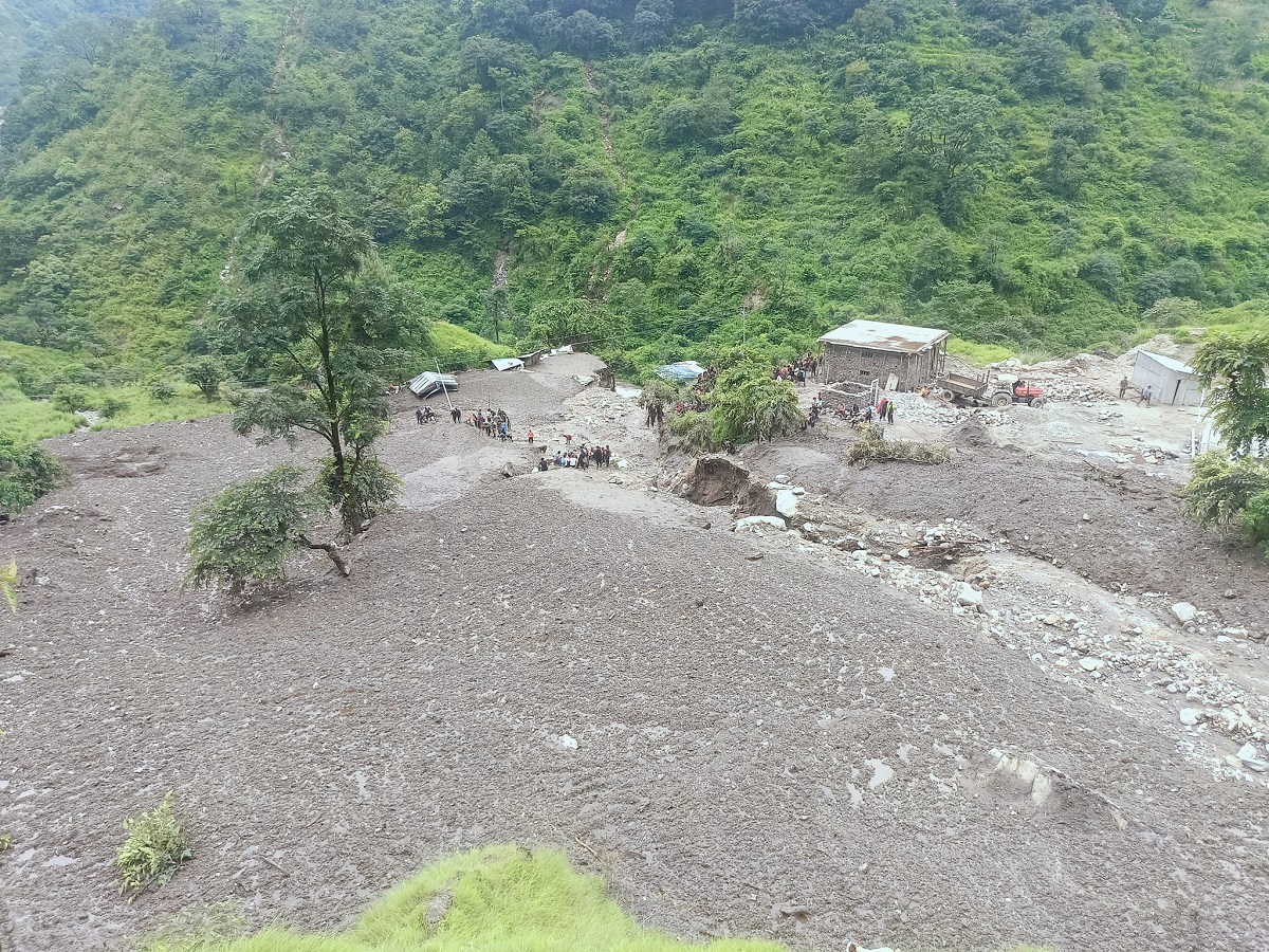 धार्चे ५ रेसेमा गएको पहिरो। तस्बिर: धने गुरूङको फेसबुकबाट।