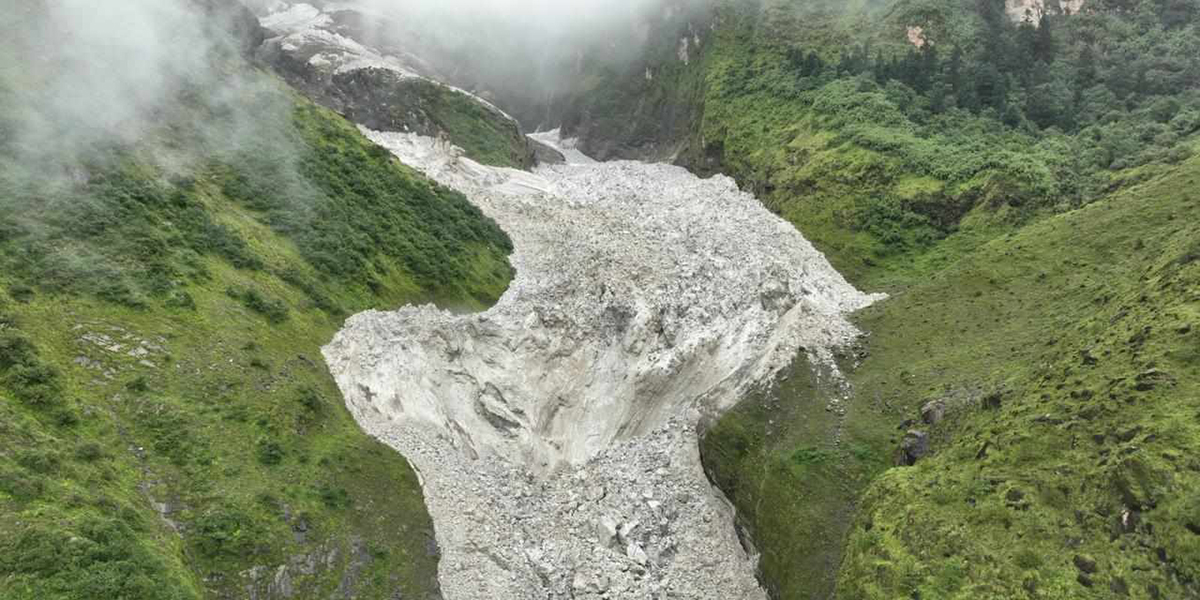 तस्बिर: सशस्त्र प्रहरी।