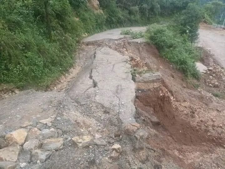 दाङको तुलसीपुर उपमहानगरपालिका वडा नम्बर ३ राम्रीमा झरेको पहिरो। यो पहिरोका कारण दाङ-सल्यान सडक खण्ड अवरुद्ध छ । तस्बिर: सामाजिक सञ्जाल ।