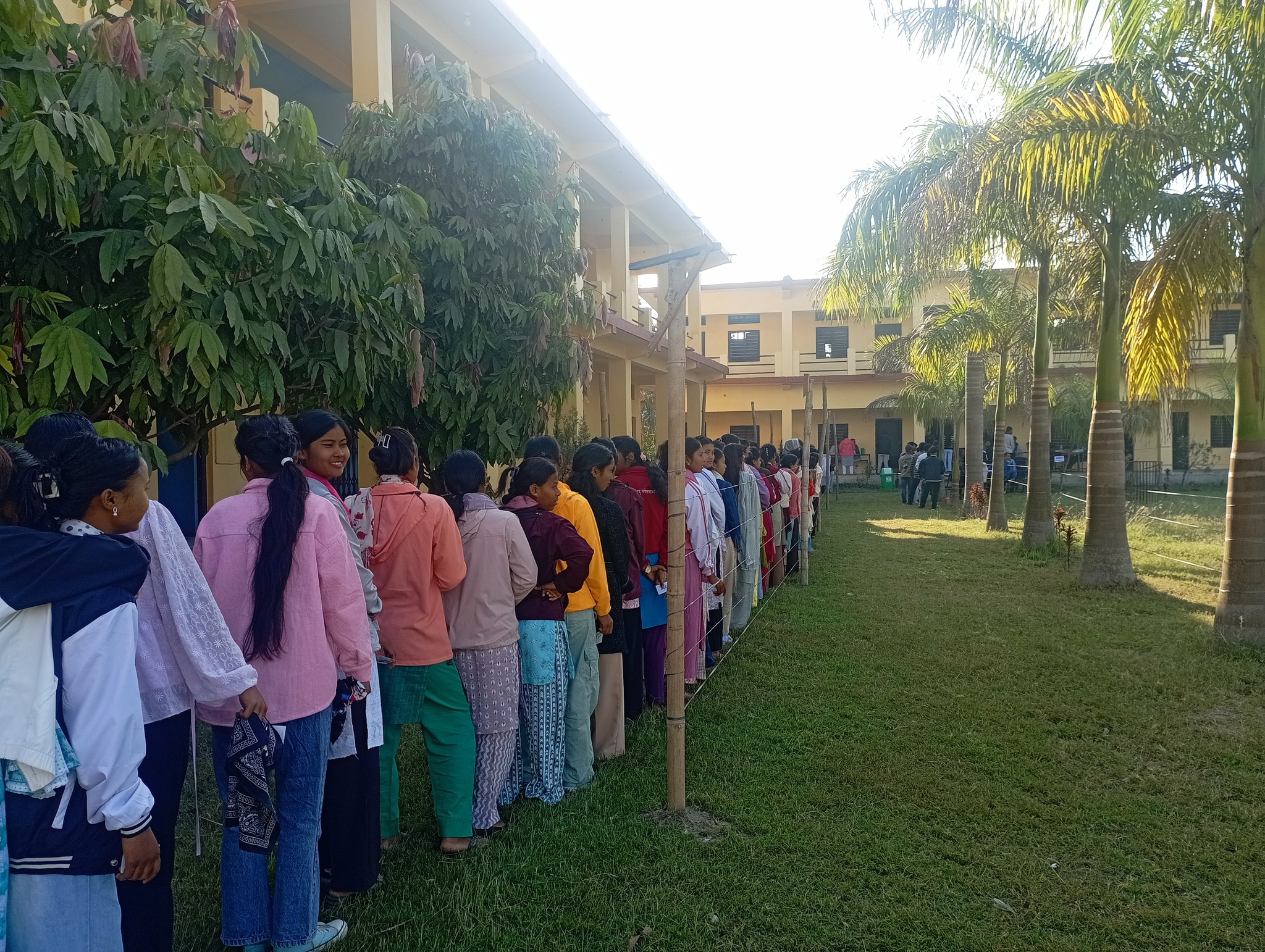 अमरसहिद बहुमुखी क्याम्पस राजापुरमा मतदान गर्दै विद्यार्थीहरू। तस्बिरः केशब कोइराला।