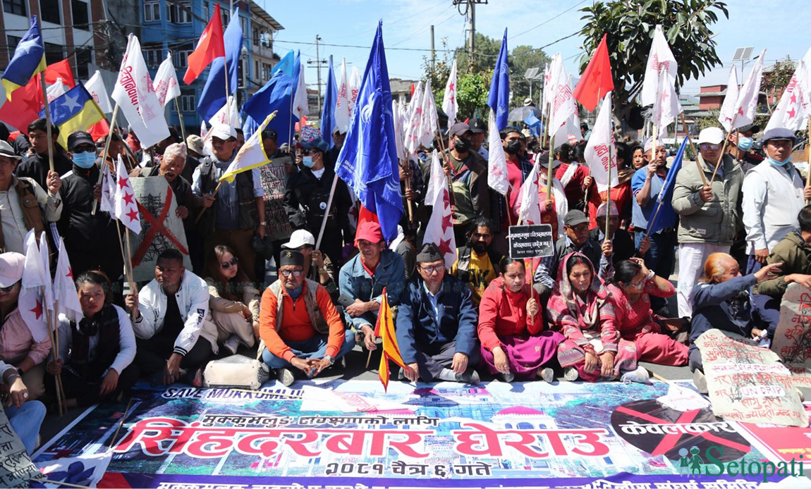 ताप्लेजुङको पाथीभरा मन्दिर मुक्कुमलुङमा केबलकार निर्माणको विरोध गर्दै माइतीघरमा प्रदर्शन भएको छ। बुधबार मुक्कुमलुङ ताङ्से:प चुम्भो र मुक्कुमलुङ संरक्षण अन्तरदलीय संघर्ष समितिले माइतीघरमा प्रदर्शन गरेको हो। तस्बिर: नवीनबाबु गुरूङ/सेतोपाटी