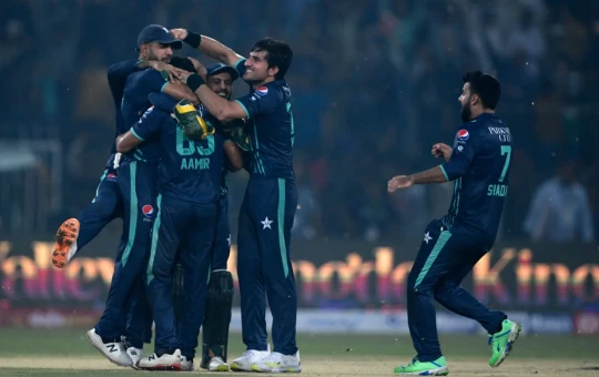 इंग्ल्यान्डमाथि पाकिस्तानको रोमाञ्चक जित, सिरिजमा ३-२ को अग्रता