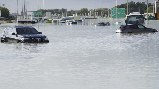 दुबईमा अहिलेसम्मकै भारी वर्षा, जलमग्न भयो एयरपोर्ट र सडक