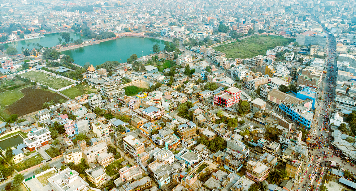 धार्मिक, ऐतिहासिक एवं पर्यटकीय नगरी सुन्दर जनकपुरधामको ड्रोनबाट कैद गरिएको दृश्य। तस्बिरमा जानकी मन्दिर, गङ्गासागर, धनुषसागर, स्वर्गद्वारी (भूतनाथ मन्दिर) तथा आसपासका क्षेत्रको दृश्य देख्न सकिन्छ। तस्बिरः अमरेन्द्रकुमार यादव/रासस