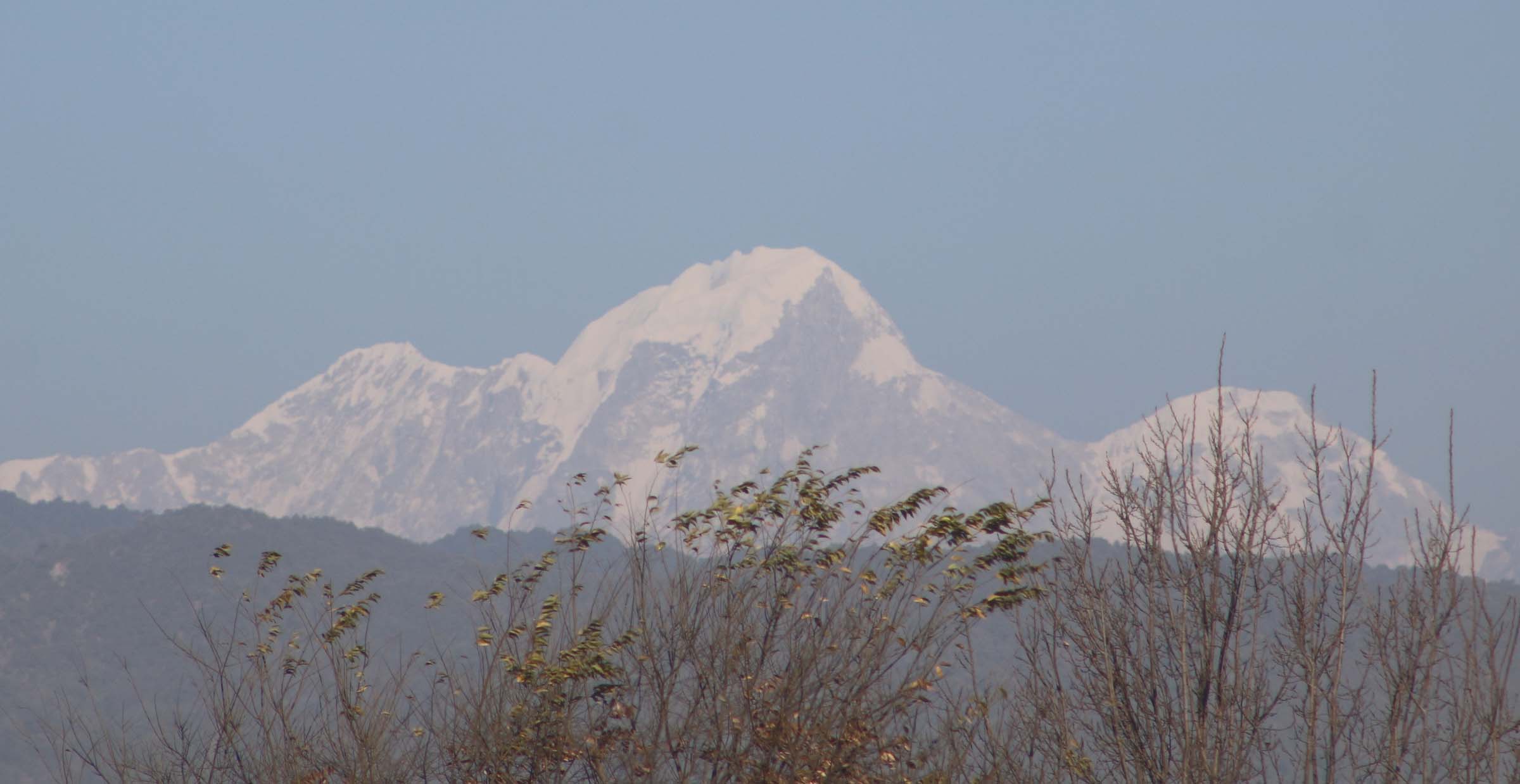 काठमाडौंको टुँडिखेलबाट देखिएको जुगल हिमालको दृश्य । उक्त हिमालमा हिउँ नपरेका कारण खाली तथा नाङ्गो डाँडा जस्तै देखिएको छ । तस्बिरः विमलबहादुर विष्ट/रासस