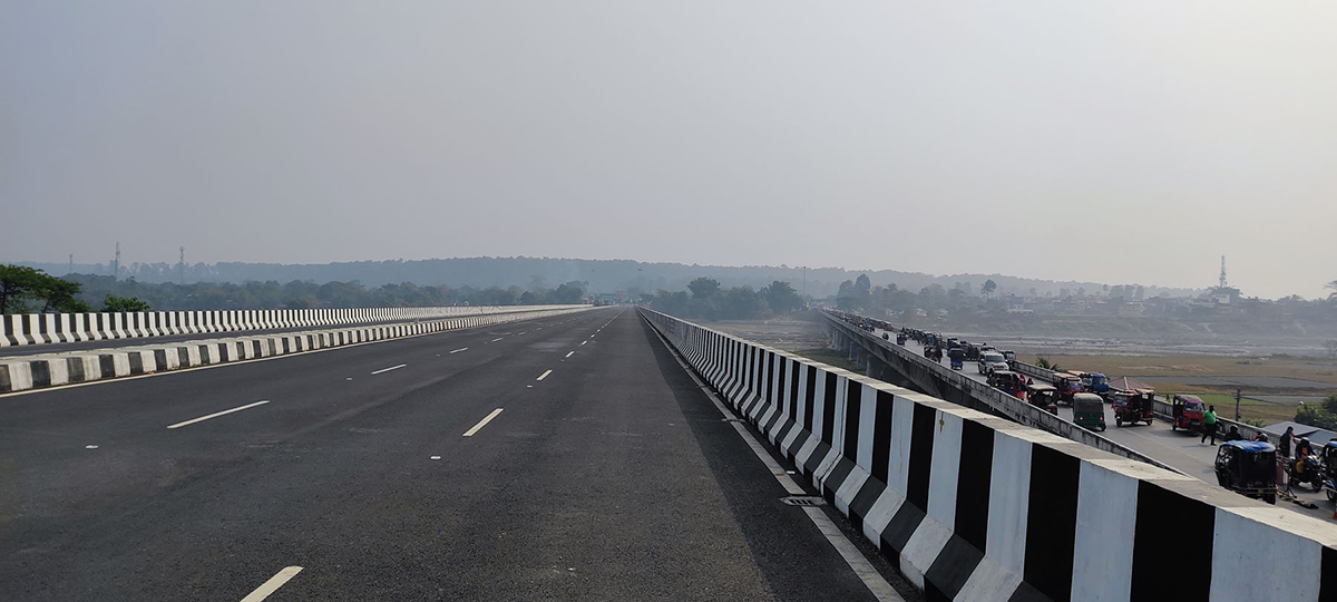 पूर्वीनाका काँकडभिट्टाको मेची नदीमा डेढ वर्षअघि निर्मित छ लेनको ‘मितेरी पुल’। आइतबारदेखि सञ्चालनमा आएको उक्त पुल पाँच सय ७५ मिटर लामो छ। तस्बिर: चन्द्रकला भण्डारी/रासस