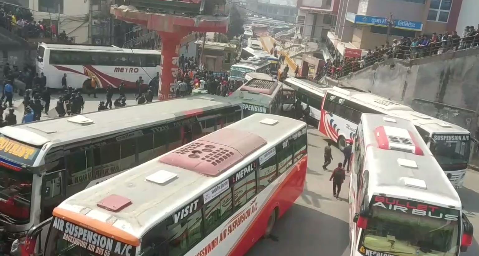 रिङरोडस्थित गोंगबुमा सडकमा तेर्साएर राखिएको बस। तस्बिर स्रोत: भरत रावल।