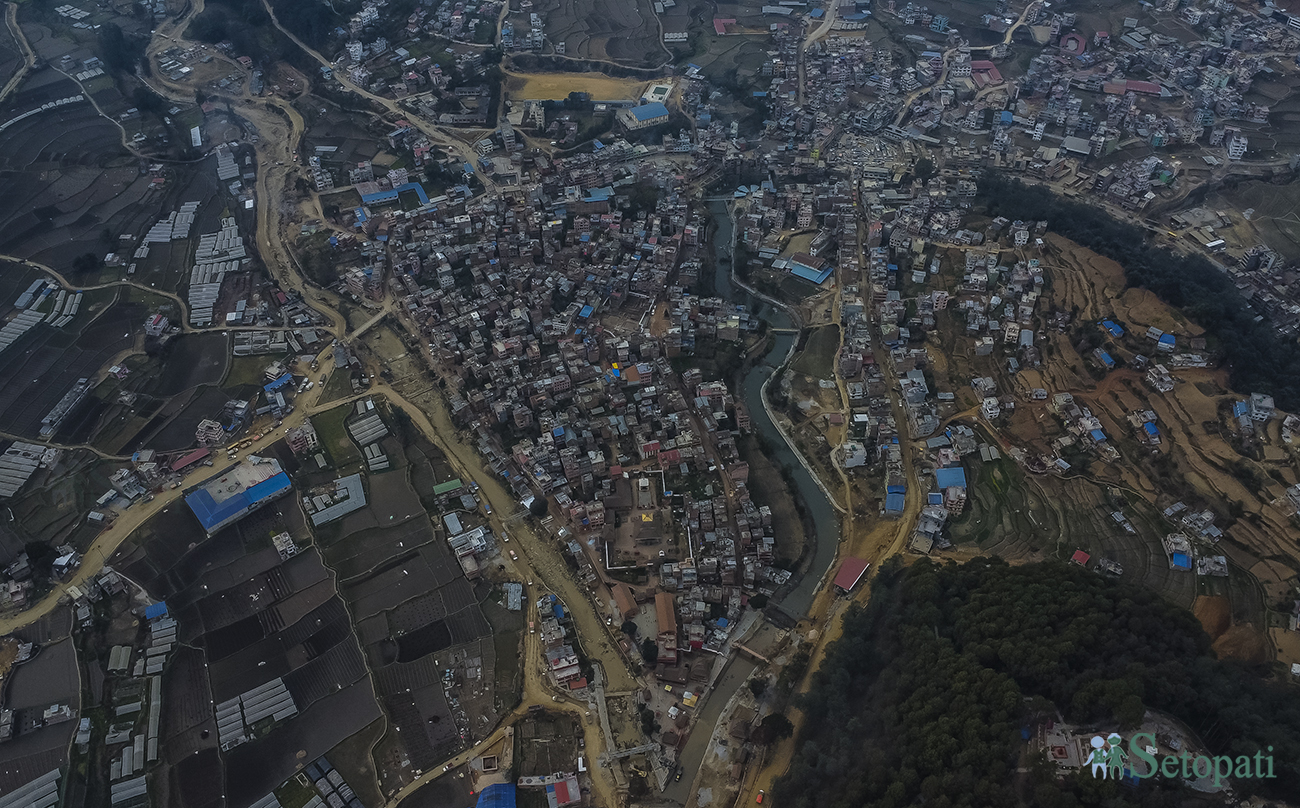 काठमाडौंबाट ३२ किलोमिटर टाढाको प्राचीन नेवार बस्ती पनौती आकाशबाट हेर्दा। तस्बिर: नवीनबाबु गुरूङ/सेतोपाटी