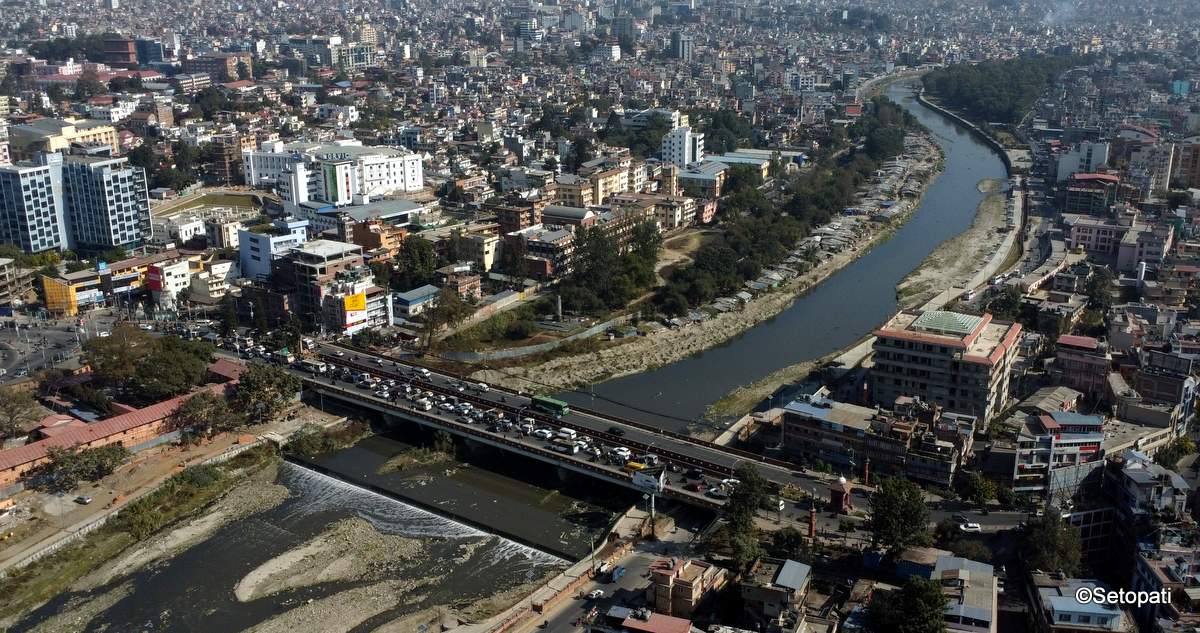 काठमाडाैंको थापाथलीस्थित बागमती किनारमा रहेको सुकुम्बासी बस्ती। तस्बिर: नवीनबाबु गुरूङ/सेतोपाटी